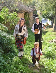 С тамбура в село Свежен_100