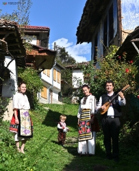 С тамбура в село Свежен_104