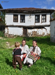 С тамбура в село Свежен_106