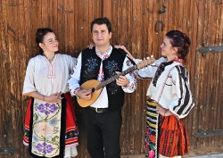 С тамбура в село Свежен_111