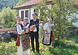 С тамбура в село Свежен_11