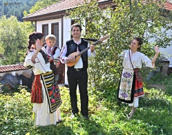 С тамбура в село Свежен_12