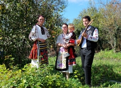 С тамбура в село Свежен_1