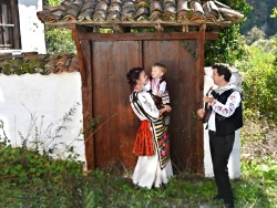 С тамбура в село Свежен_43