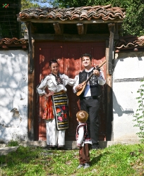 С тамбура в село Свежен_52