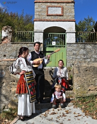 С тамбура в село Свежен_56