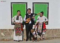 С тамбура в село Свежен_82