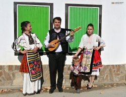 С тамбура в село Свежен_83