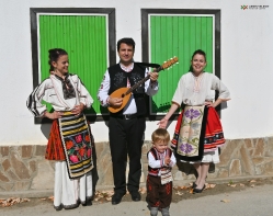 С тамбура в село Свежен_84