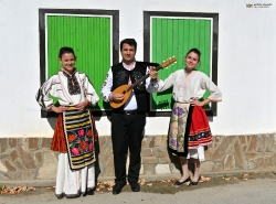 С тамбура в село Свежен_85