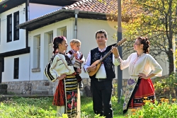 С тамбура в село Свежен_88