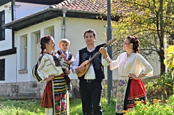 С тамбура в село Свежен_89