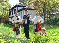 С тамбура в село Свежен_90