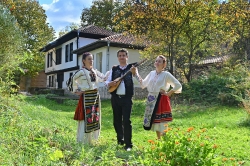 С тамбура в село Свежен_91