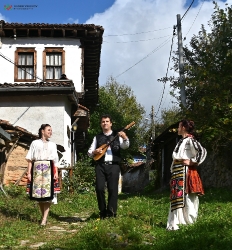 С тамбура в село Свежен_95